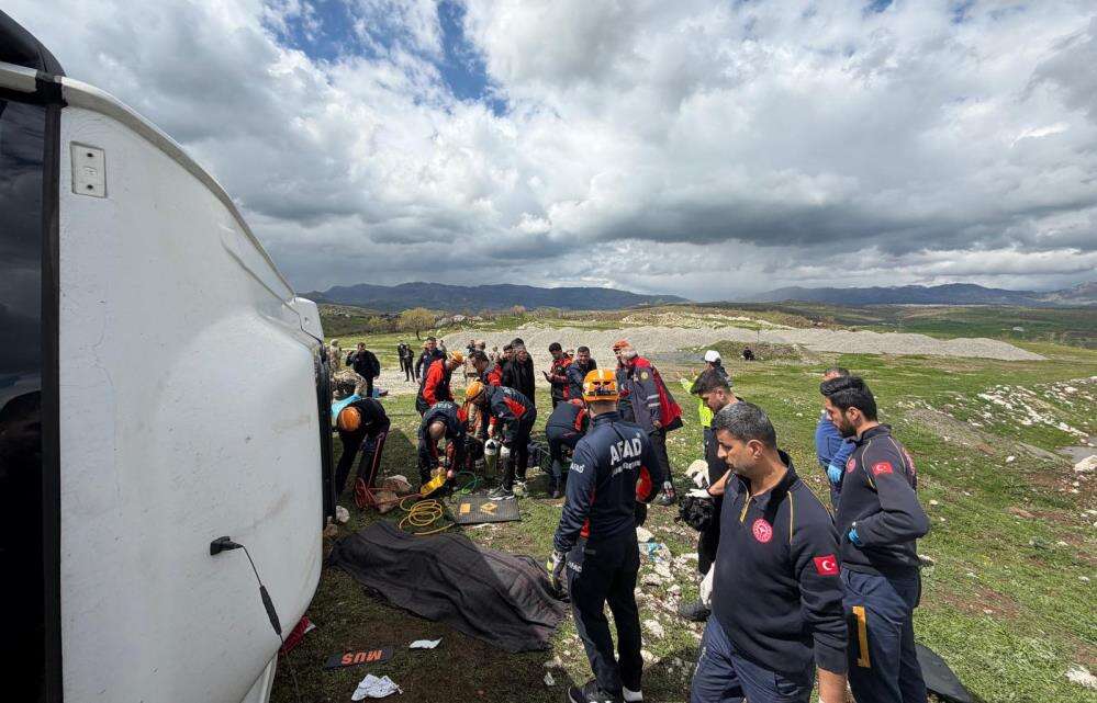 Yolcu otobüsü devrildi! Ölü ve çok sayıda yaralı var 9